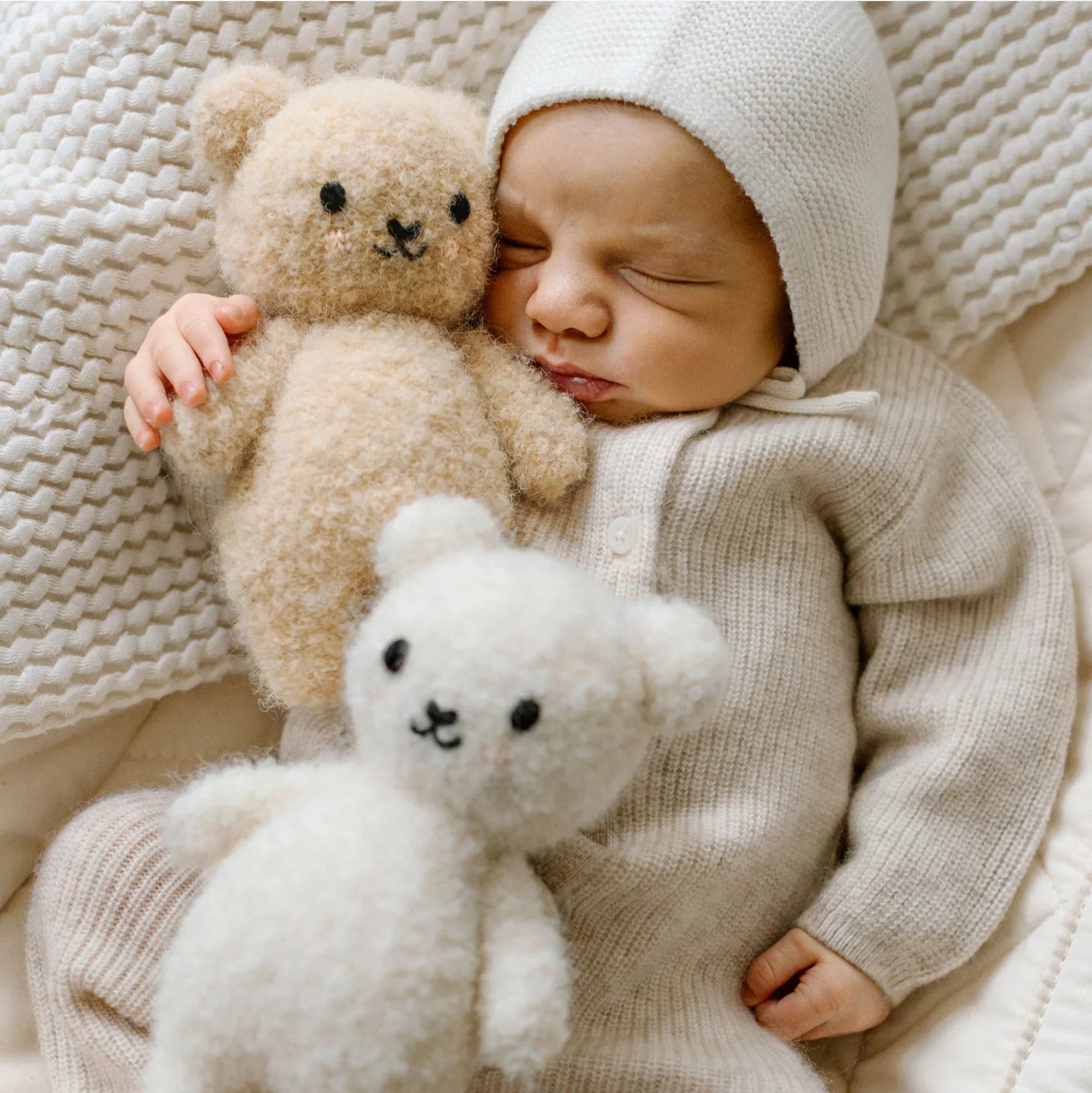 Wild Baby Bouclé Baby Bear – Honey – Lifestyle Sleeping Scene