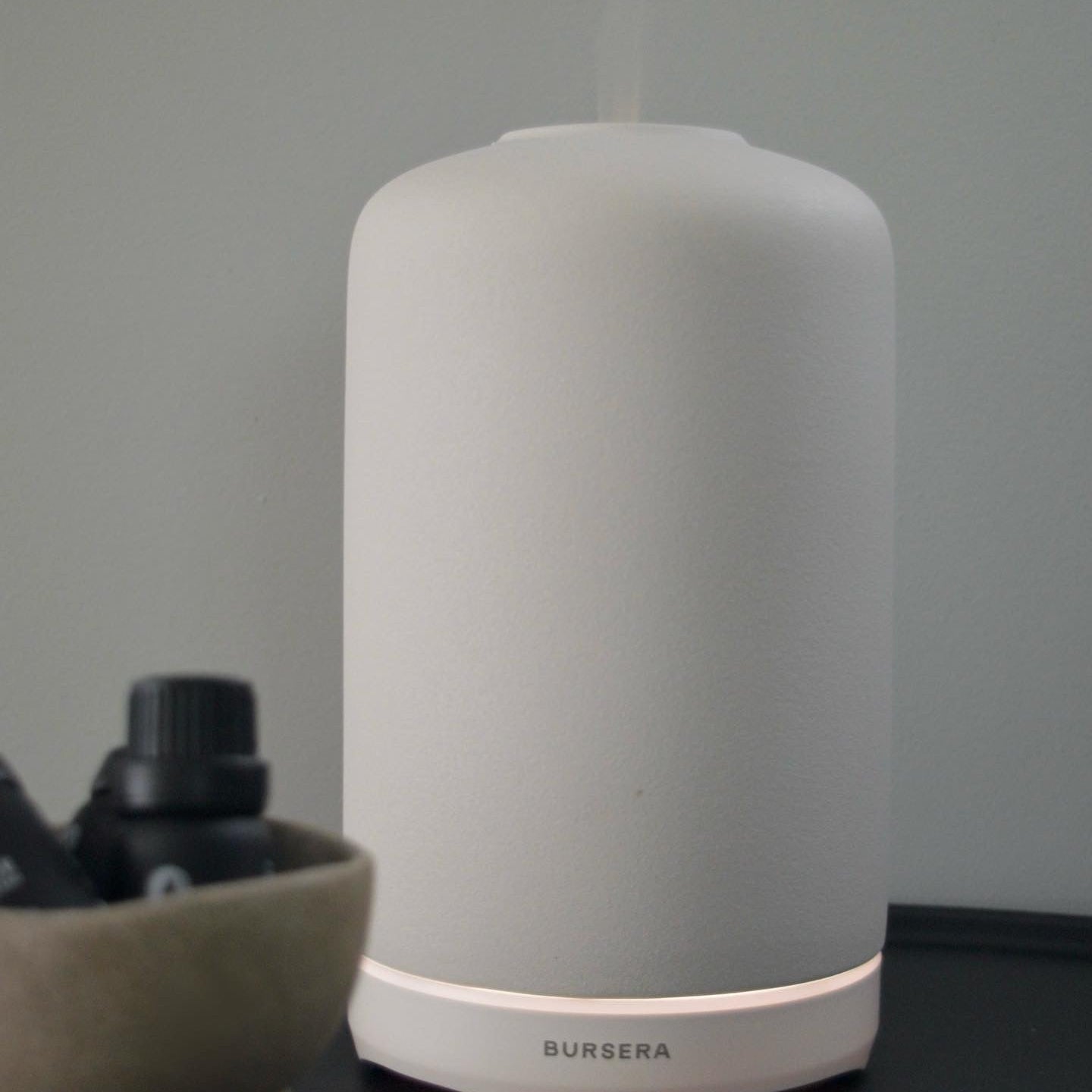 White humidifier with 'Buksera' branding on a dark surface and gray background