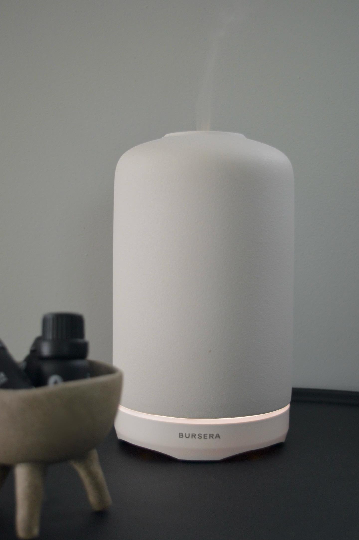 White humidifier with 'Buksera' branding on a dark surface and gray background