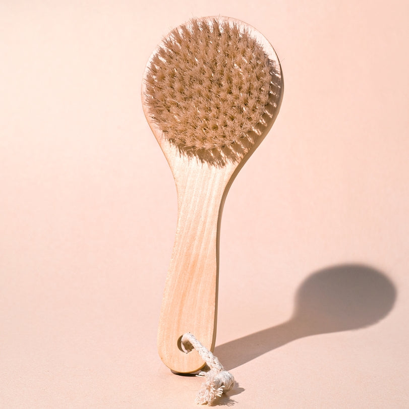 Dry body brush for energizing exfoliation, improving skin texture and circulation.