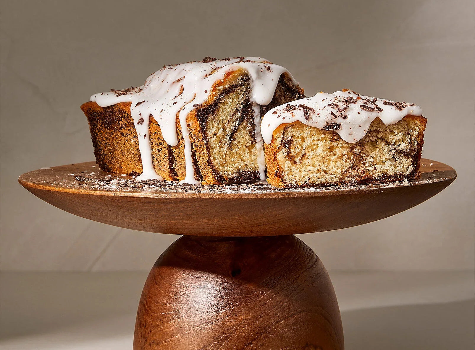 Crusoë teak cake stand close-up