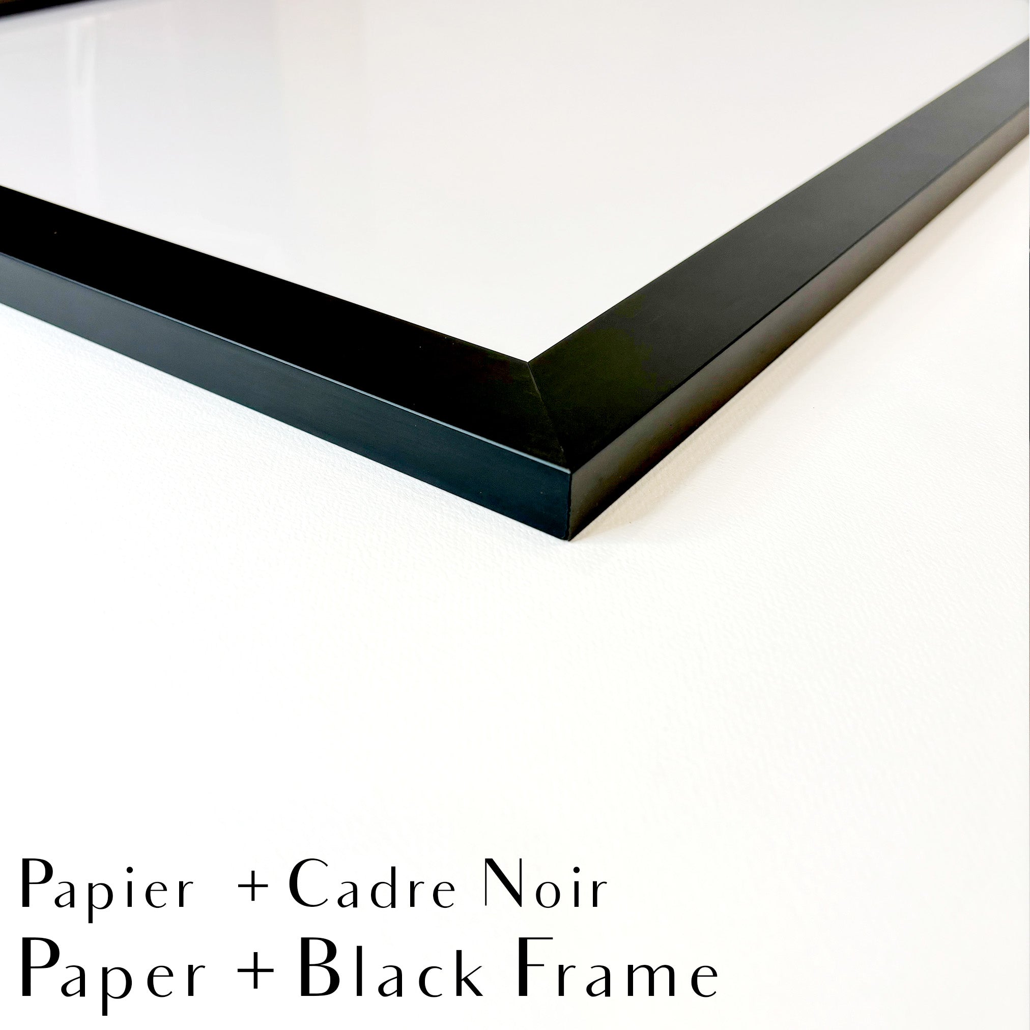 Black frame corner on a white background with text 'Papier + Cadre Noir Paper + Black Frame'.