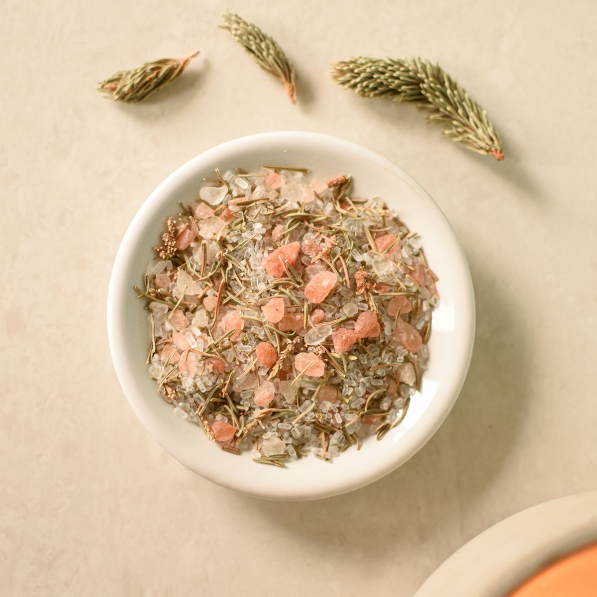 White bowl filled with dried herbs Nordic Bath Infusion – Wild Boreal Plants | Floèm