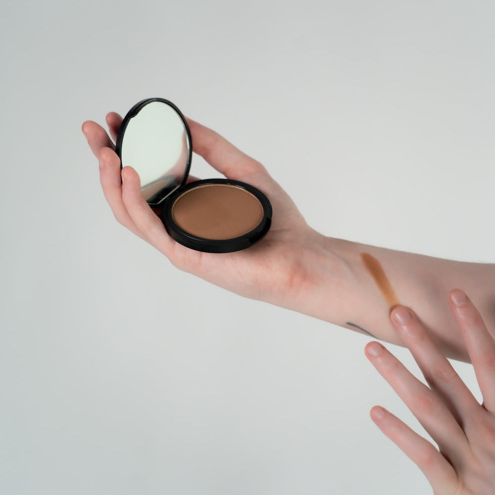 An open LisaNoto Mineral Bronzer 12g – Natural Sun-Kissed Finish