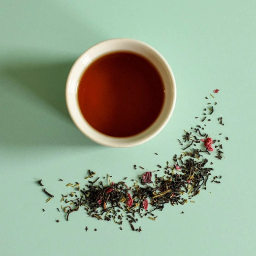 Floèm Boreal English Breakfast loose leaf tea brewed in a cup with loose tea 