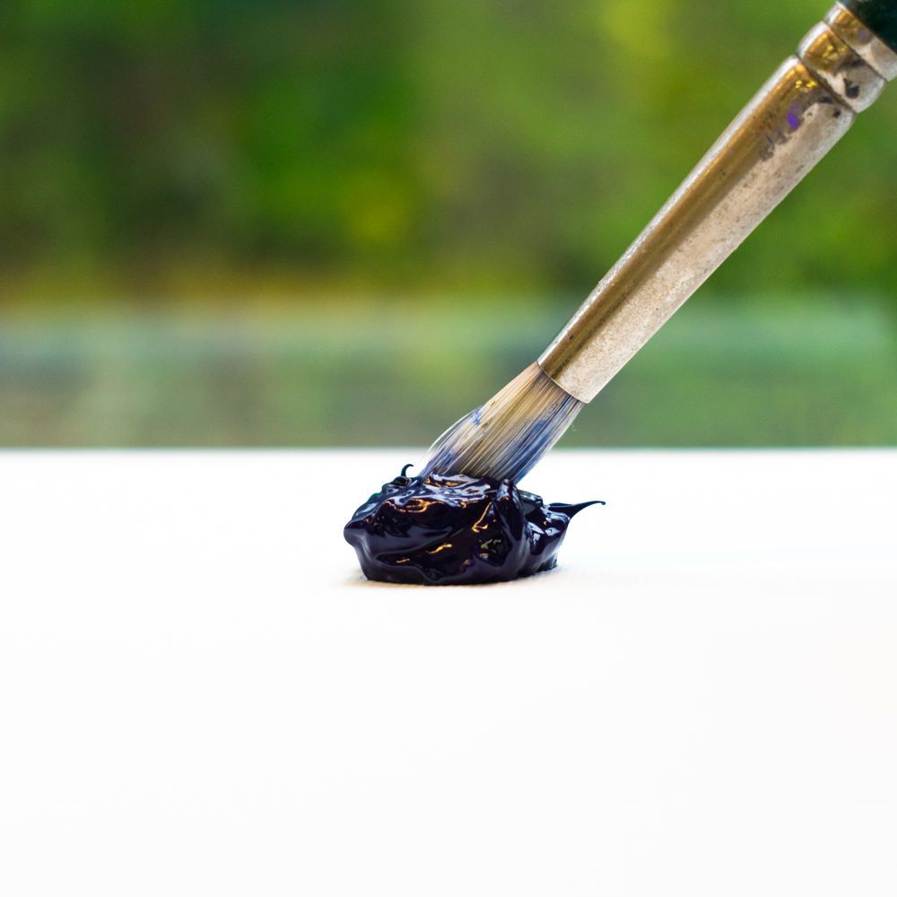 Brush浸入黑色液体中，背景模糊